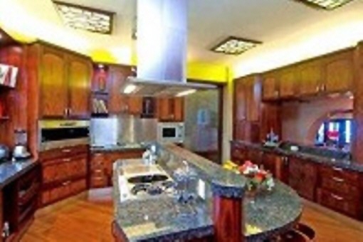 Elegant and fully equipped kitchen