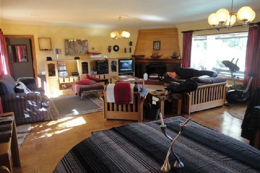 Spacious living room with fireplace